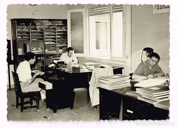 Fotograf&iacute;a antigua: 40/50&acute;s. ca. Antigua Oficina, Sin Ordenador PC, M&aacute;quina de Escribir L&aacute;piz Pluma Bol&iacute;grafo Puro Papel