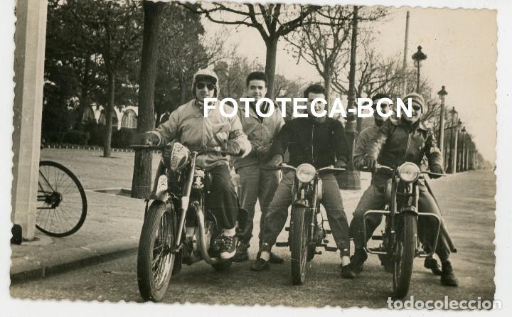 Fotograf&iacute;a antigua: FOTO ORIGINAL GRUPO JOVENES MOTO MOTOCICLETA PEUGEOT SPECIAL ESPA&Ntilde;A A&Ntilde;OS 50