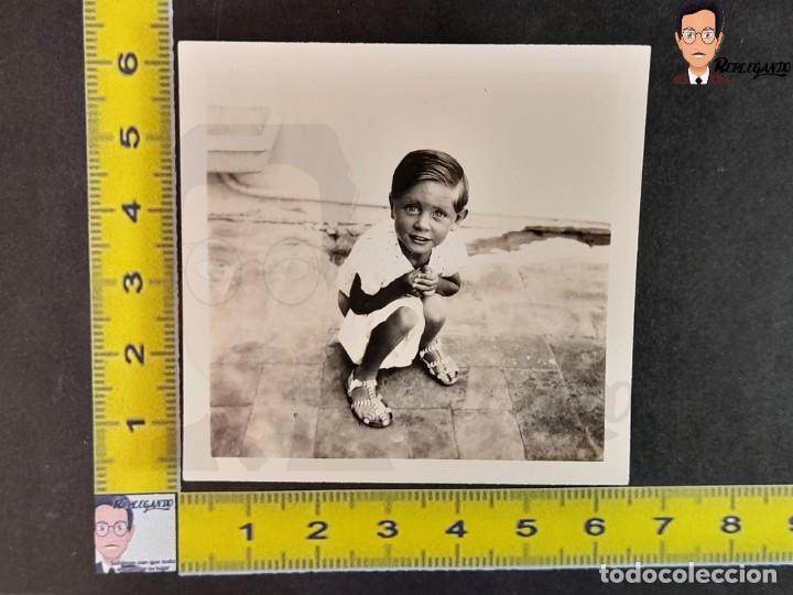 Fotograf&iacute;a antigua: NI&Ntilde;O CON SANDALIAS DE CUCLILLAS EN LA TERRAZA - FOTO ANTIGUA EN BLANCO Y NEGRO A&Ntilde;OS 40 - ESPA&Ntilde;A
