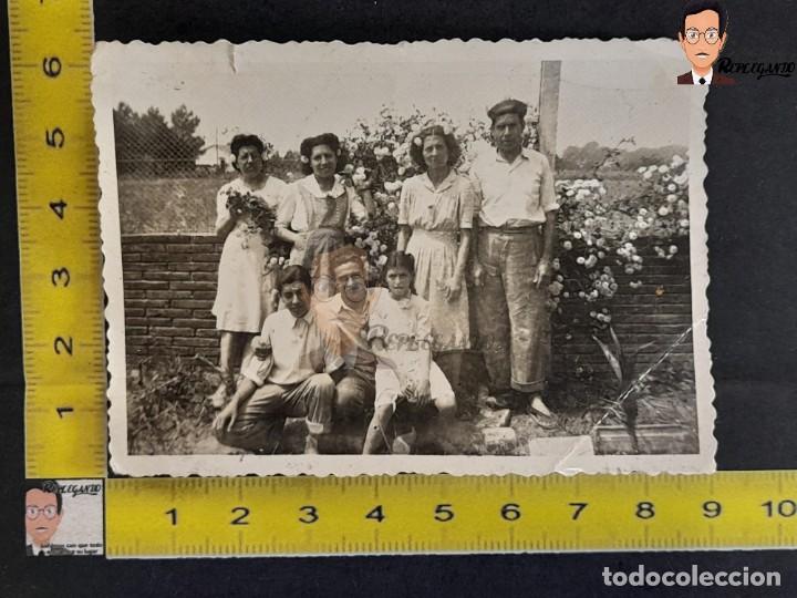 Fotografia antica: GRUPO DE GENTE EN JARD&Iacute;N / FLORES / FOTO ANTIGUA EN BLANCO Y NEGRO - A&Ntilde;OS 40 - ESPA&Ntilde;A MUJERES CHICOS