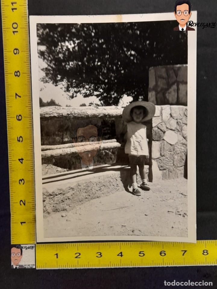 Fotograf&iacute;a antigua: NI&Ntilde;A CON SOMBRERO PAJA / PONDEROSA / VILLAFRANCA DEL PENED&Eacute;S / FOTO ANTIGUA EN BLANCO Y NEGRO 1964