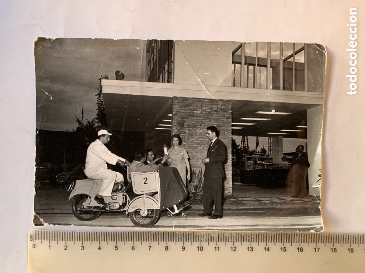 Fotograf&iacute;a antigua: FOTO. CURIOSO MEDIO DE LOCOMOCI&Oacute;N. RECOGIENDO EL TROFEO. FOT&Oacute;GRAFO?. MOTOCICLETA.