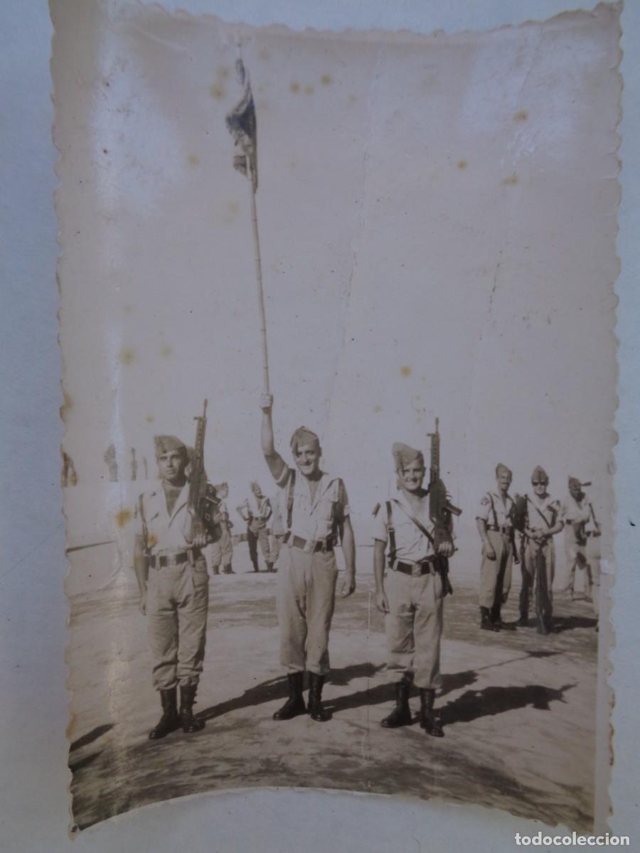 Fotograf&iacute;a antigua: LA LEGION : FOTO DE LEGIONARIOS CON CETME Y BANDERIN