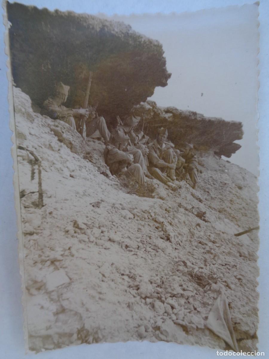 Fotograf&iacute;a antigua: LA LEGION : FOTO DE LEGIONARIOS DESCANSANDO A LA SOMBA DE UNAS ROCAS
