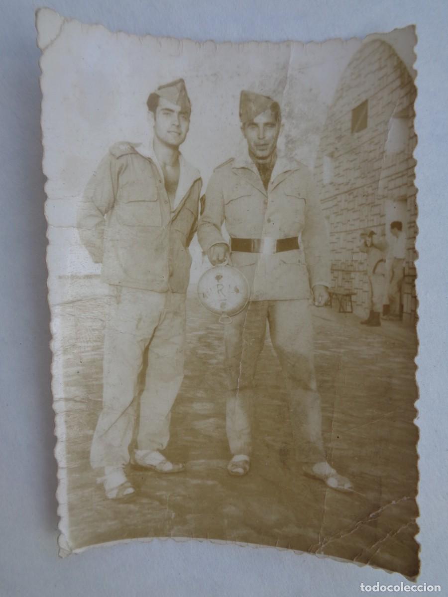 Fotograf&iacute;a antigua: LA LEGION : FOTO DE LEGIONARIOS CON PLATO DE LATA Y SANDALIAS