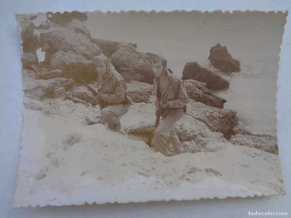Fotograf&iacute;a antigua: LA LEGION : FOTO DE LEGIONARIOS ARMADOS EN UNA PLAYA CON ROCAS, NORTE DE AFRICA