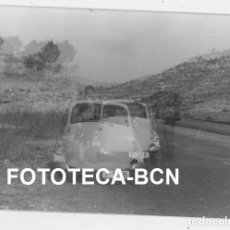 Fotografia antiga: FOTO ORIGINAL COCHE MICROCOCHE ISO ISTETTA AÑOS 60 MATRICULA TARRAGONA. Lote 365771091