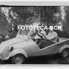 Fotografía antigua: FOTO ORIGINAL COCHE MICROCOCHE BISCUTER MATRICULA DE BARCELONA AÑOS 50