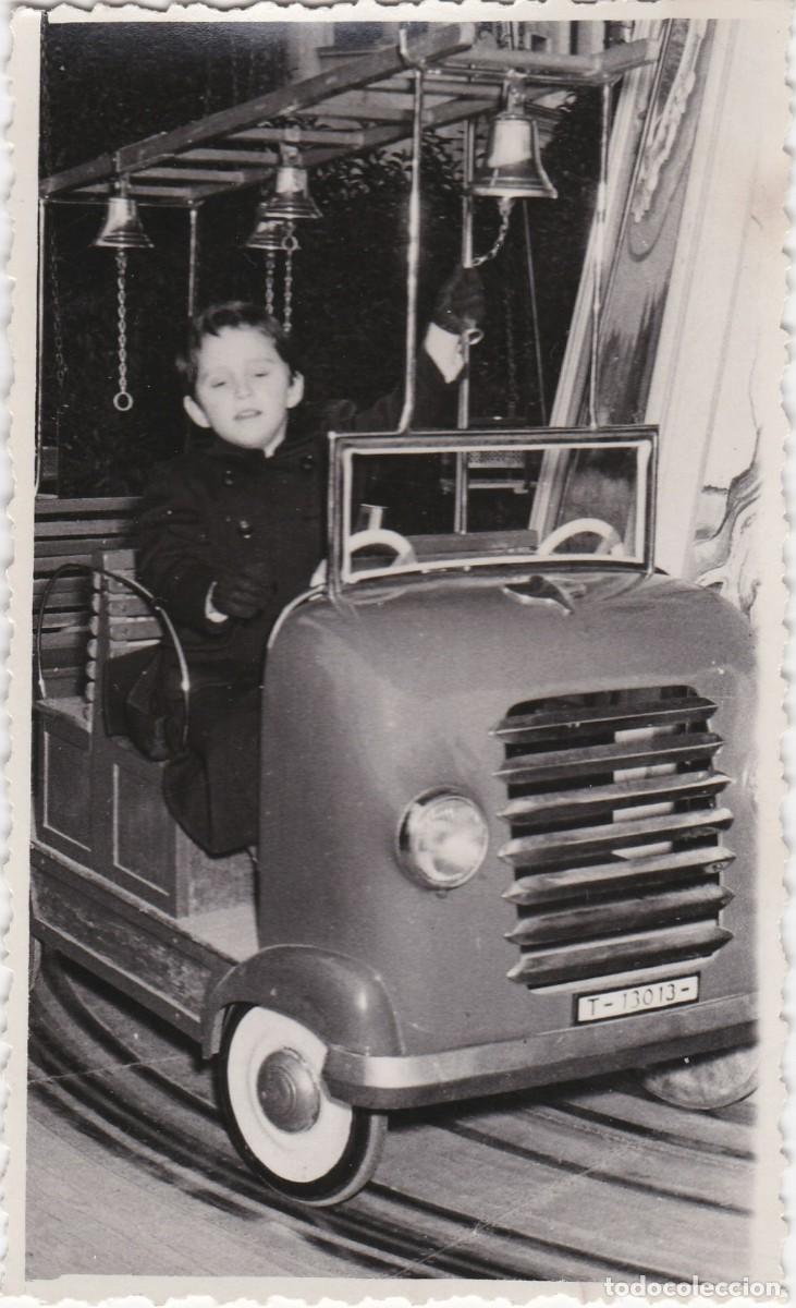 Fotografia antiga: Atracci&oacute;n de Feria - Tiovivo - Coche Bomberos - Noviembre 1954 - Feria Manresa -Fotograf&iacute;a- 142x87mm
