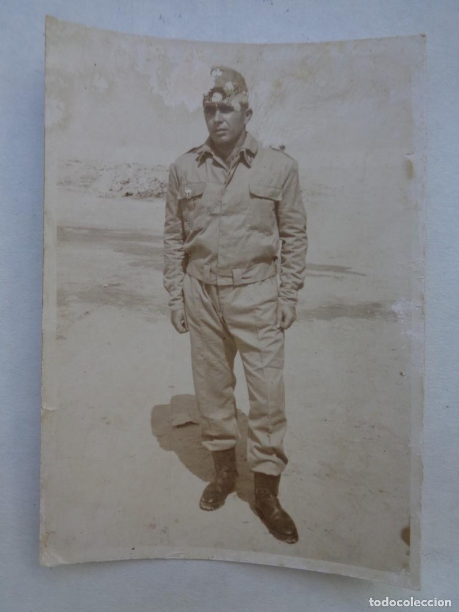Fotograf&iacute;a antigua: LA LEGION : FOTO DE LEGIONARIO CON ROPA DE CAMPA&Ntilde;A Y EMBLEMA PERMANENCIA EN SAHARA