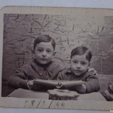 Fotografía antigua: FOTO ESCOLAR : NIÑOS ( HERMANOS ) CON LIBRO Y MAPA DETRAS . 1944. Lote 366248316