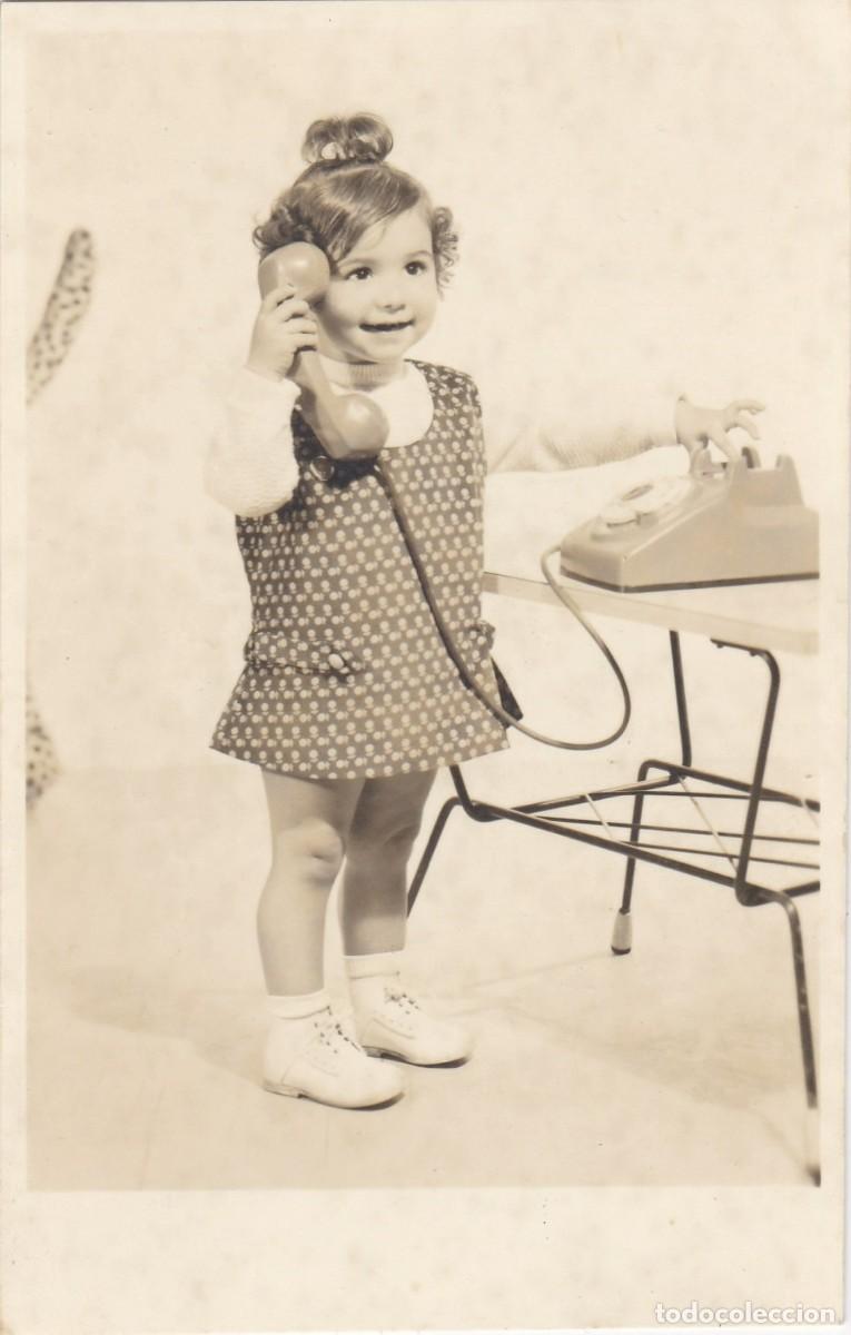 Fotografia antiga: Est&aacute; Gila? - Que se ponga! - Preciosa Ni&ntilde;a al Tel&eacute;fono - 19.03.1969 - Sants - Fotograf&iacute;a - 126x81mm
