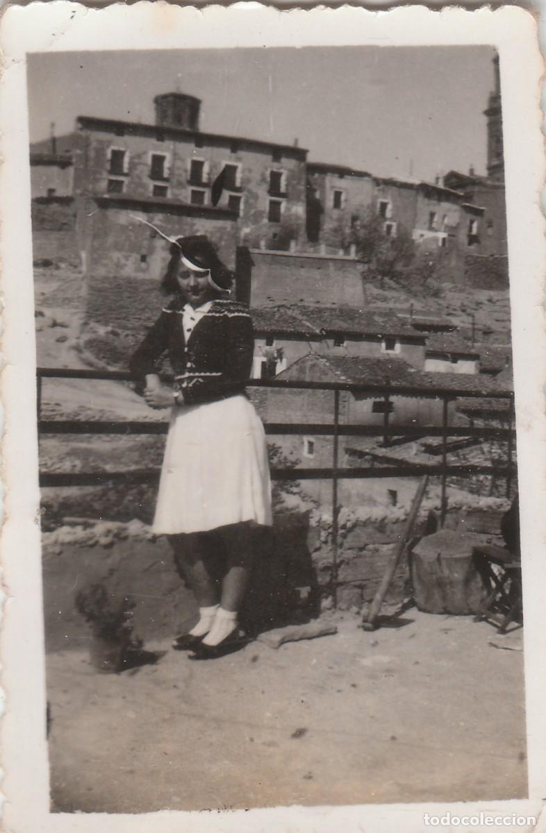 Photographie ancienne: Dama en poblaci&oacute;n sin identificar. A&ntilde;os 40-50. cm