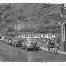Fotografía antigua: FOTO ORIGINAL ANDORRA COCHES CASAS AÑO 1956. Lote 366799246