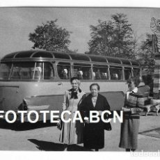 Fotografía antigua: FOTO ORIGINAL AUTOCAR MATRICULA BARCELONA GASOLINERA MUÑECO PUBLICIDAD MICHELIN AÑOS 50. Lote 366800691