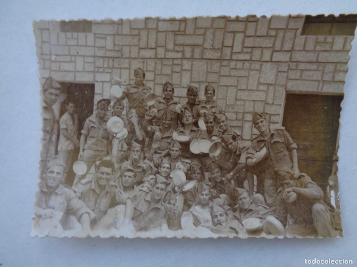 Fotograf&iacute;a antigua: LA LEGION : FOTO DE LEGIONARIOS POSANDO CON PLATOS DE LATA