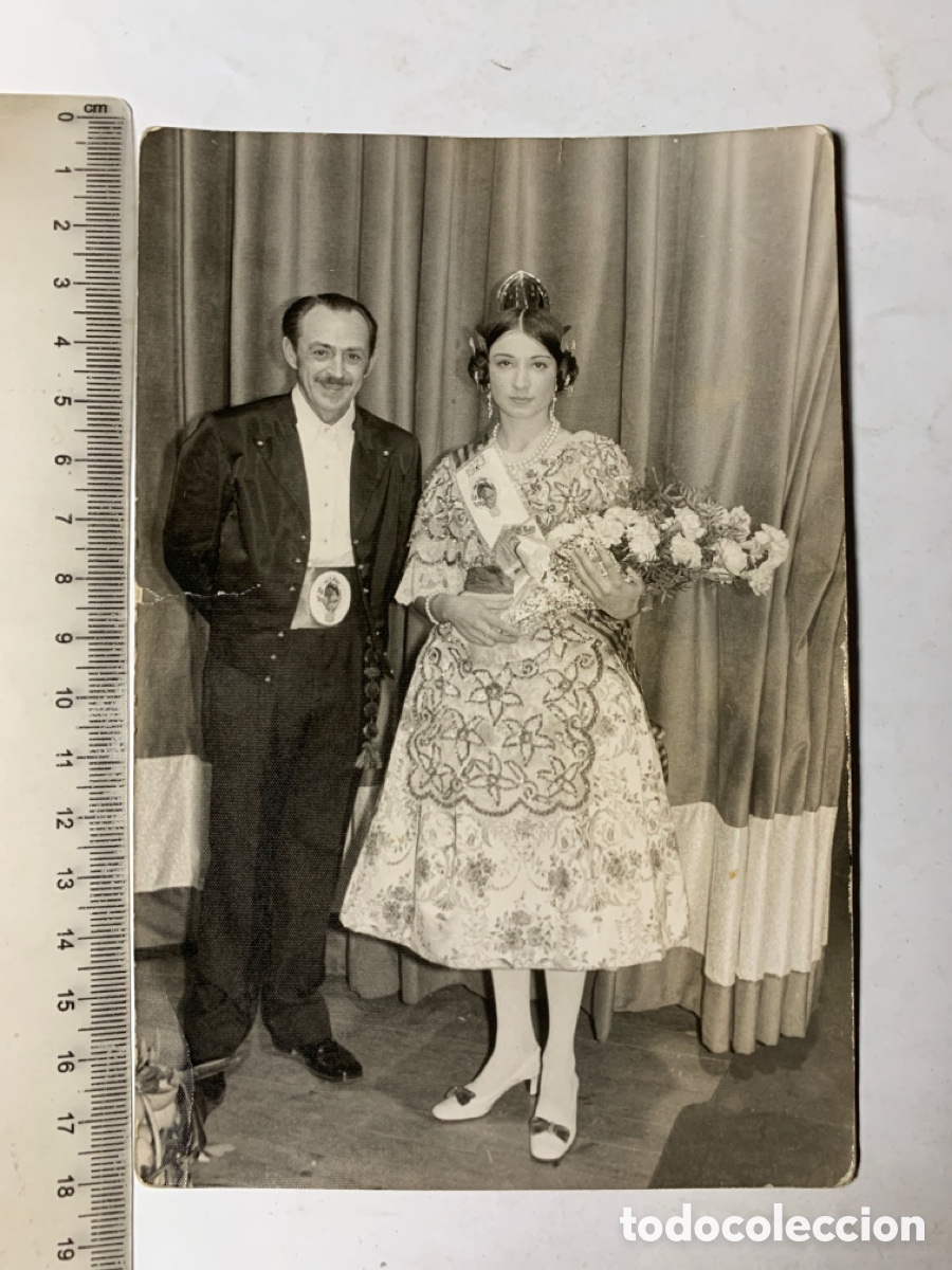 Photographie ancienne: FOTO. VALENCIA EN FALLAS. PADRE E HIJA DE FALLEROS. FOTOS ISIDORO. VALENCIA. A&Ntilde;O 1973.
