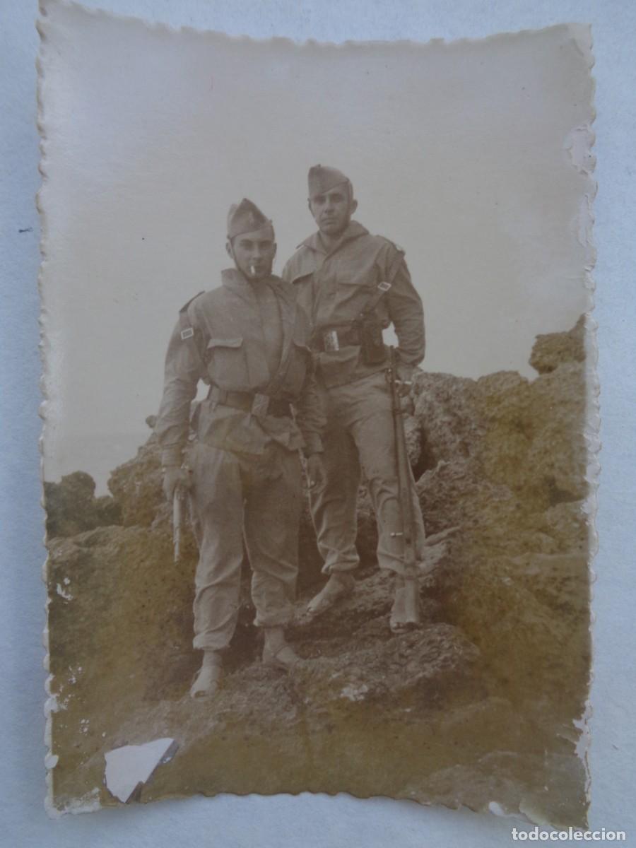 Fotograf&iacute;a antigua: LA LEGION : FOTO DE LEGIONARIOS POSANDO CON FUSILES MAUSER Y SANDALIAS
