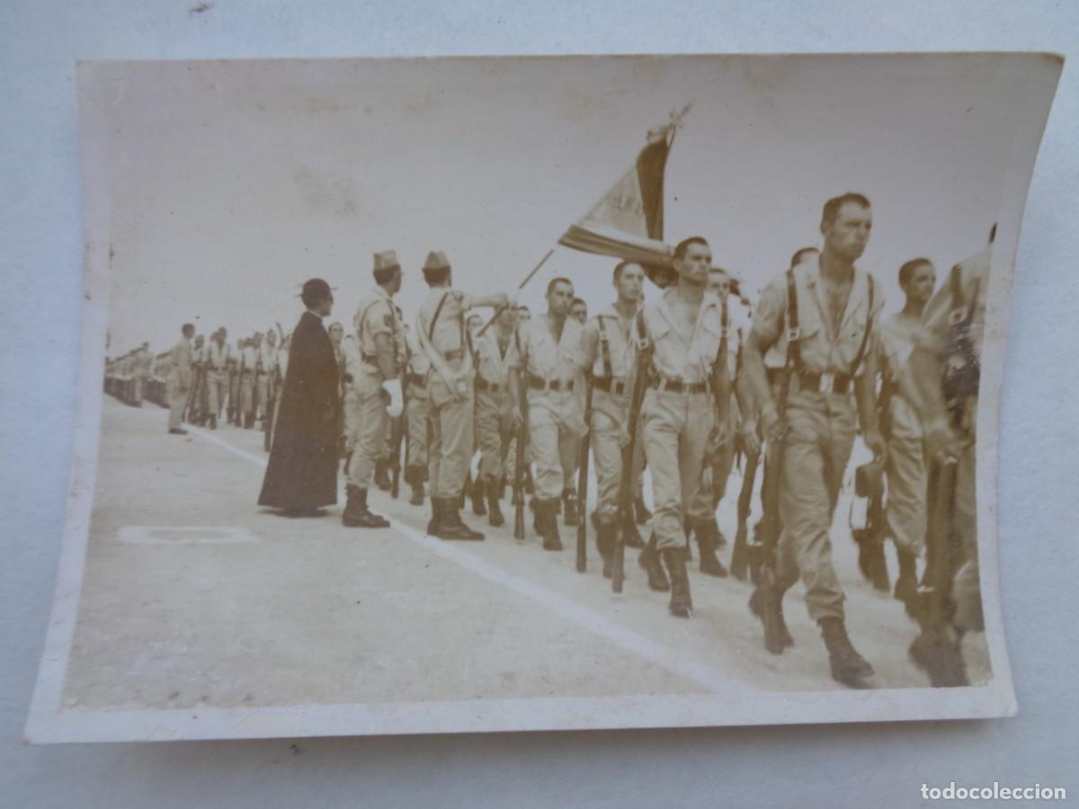Fotograf&iacute;a antigua: LA LEGION : FOTO DE LEGIONARIOS DESFILANDO JURANDO BANDERA, PATER, ETC