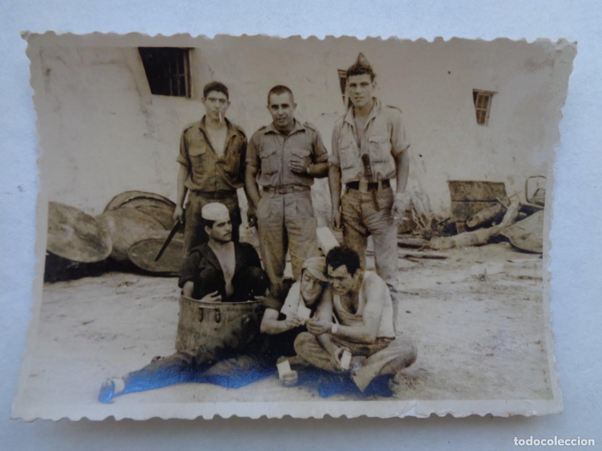 Fotograf&iacute;a antigua: LA LEGION : FOTO DE LEGIONARIOS DE COCINA HACIENDO EL TONTO: CON CUCHILLOS Y UNO EN UNA OLLA