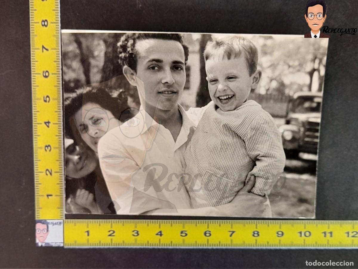 Photographie ancienne: CHICO CON NI&Ntilde;O SONRIENDO EN BRAZOS / FOTO ANTIGUA EN BLANCO Y NEGRO - A&Ntilde;OS 60/70 - SAN CUGAT VALL&Eacute;S