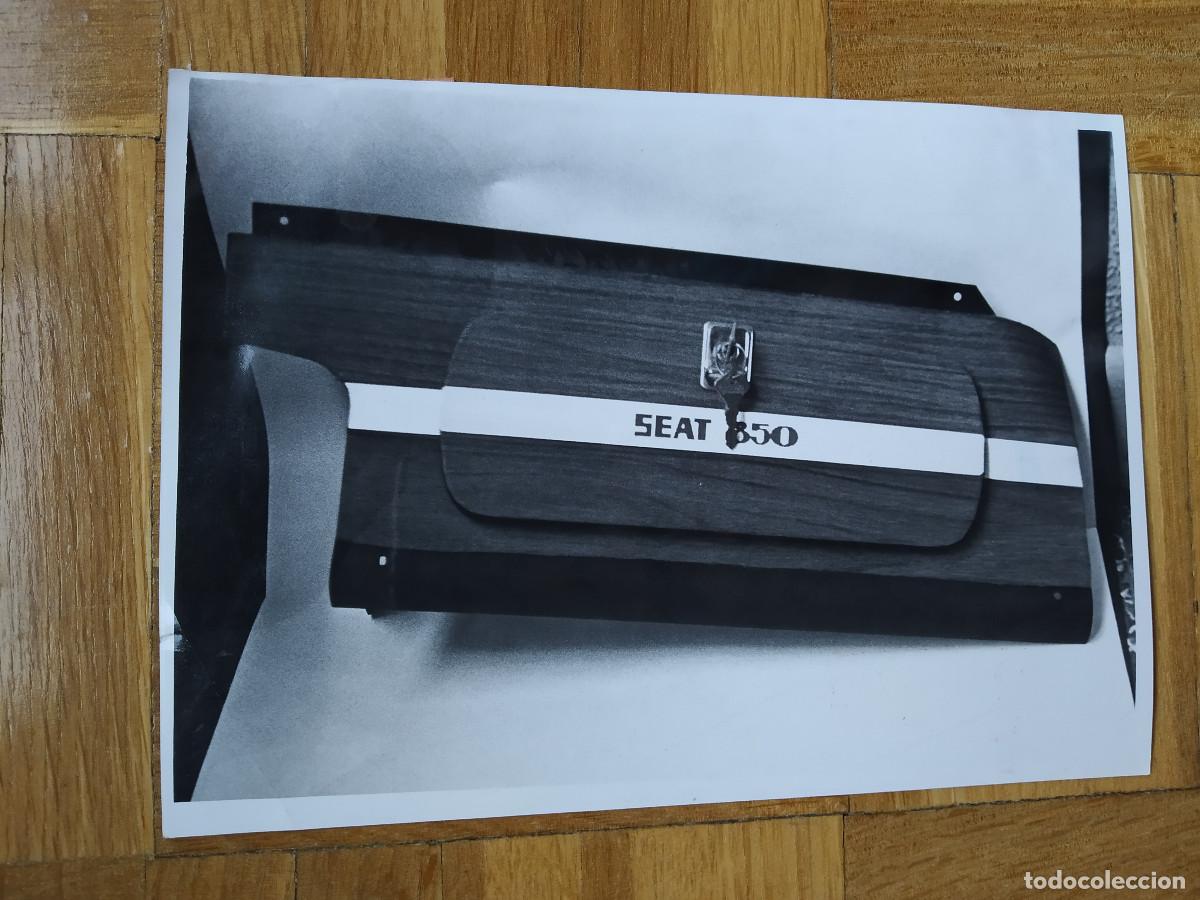 Fotograf&iacute;a antigua: FOTOGRAFIA SEAT 850 TAPA DE GUANTERA EN IMITACION DE MADERA VER FOTOS