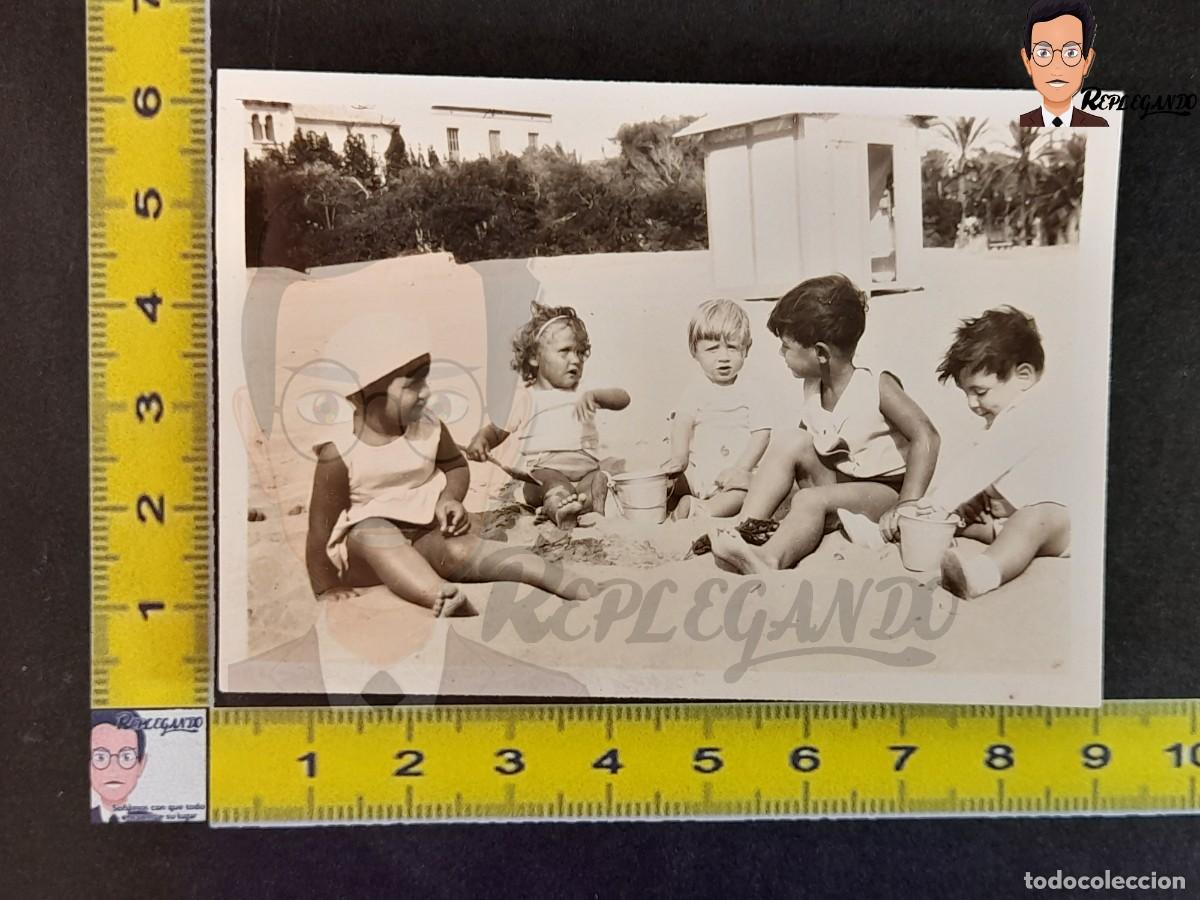Antique Photography: GRUPO DE NI&Ntilde;OS PEQUE&Ntilde;OS JUGANDO EN ARENA PLAYA / FOTO POSTAL ANTIGUA EN BLANCO Y NEGRO - A&Ntilde;OS 50/60