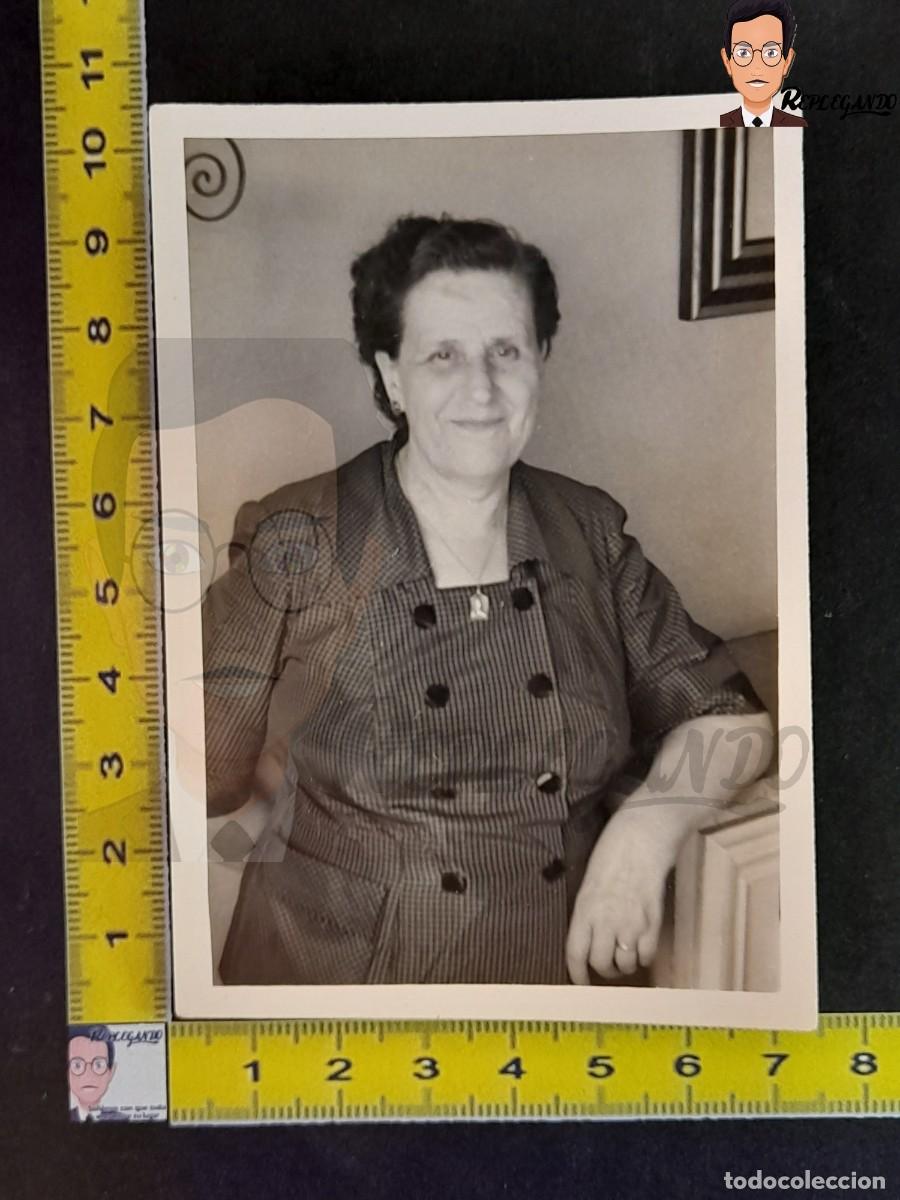 Fotografia antica: RETRATO DE MUJER CON VESTIDO - FOTO ANTIGUA EN BLANCO Y NEGRO - A&Ntilde;OS 50/60 - SE&Ntilde;ORA MAYOR COLGANTE