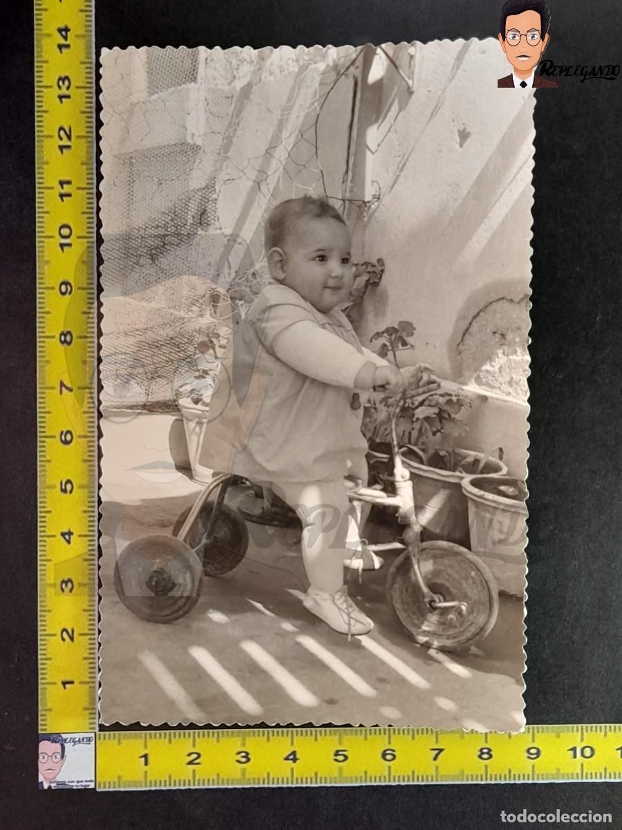 Photographie ancienne: NI&Ntilde;O CON SU TRICICLO A PEDALES / FOTO ANTIGUA EN BLANCO Y NEGRO A&Ntilde;O 1966 - ESPA&Ntilde;A JUGUETE INFANCIA