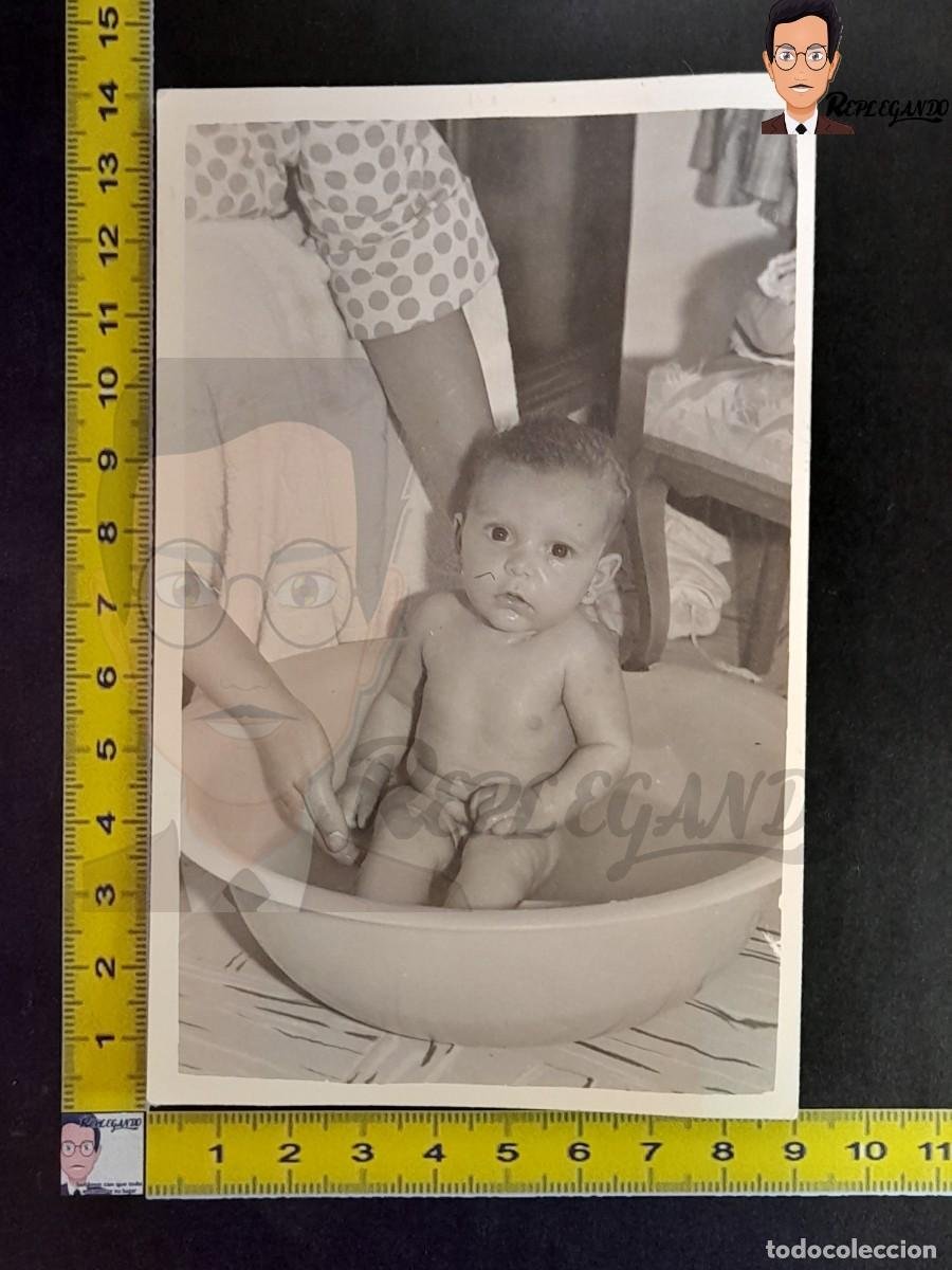 bebé tomando un baño en una palangana - foto an - Compra venta en  todocoleccion