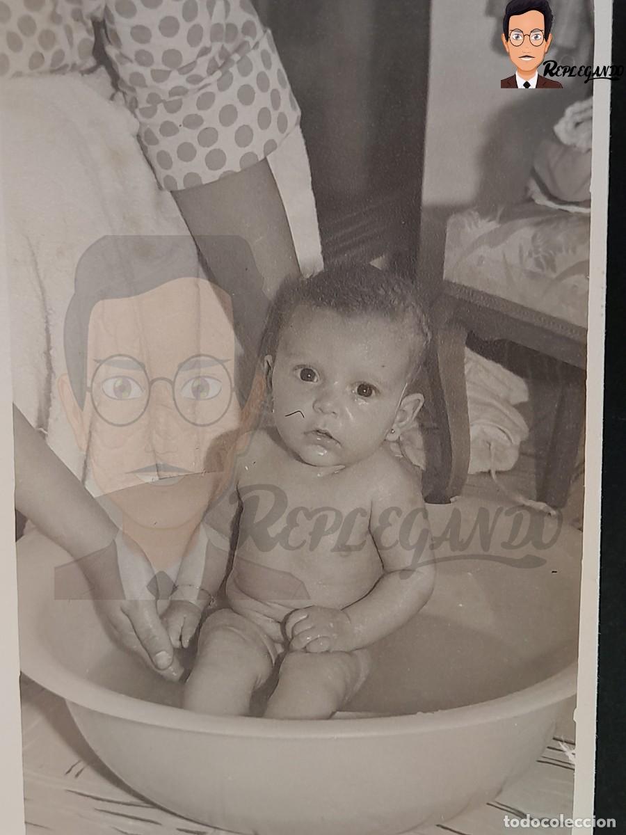 bebé tomando un baño en una palangana - foto an - Acquista