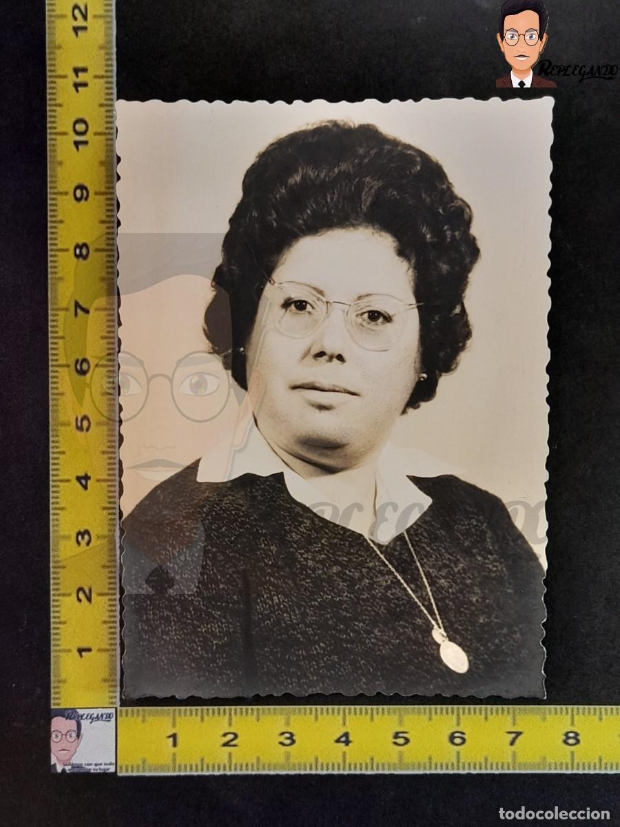 Photographie ancienne: RETRATO DE UNA MUJER CON COLGANTE Y GAFAS / FOTO ANTIGUA DE ESTUDIO EN BLANCO Y NEGRO - A&Ntilde;O 1963