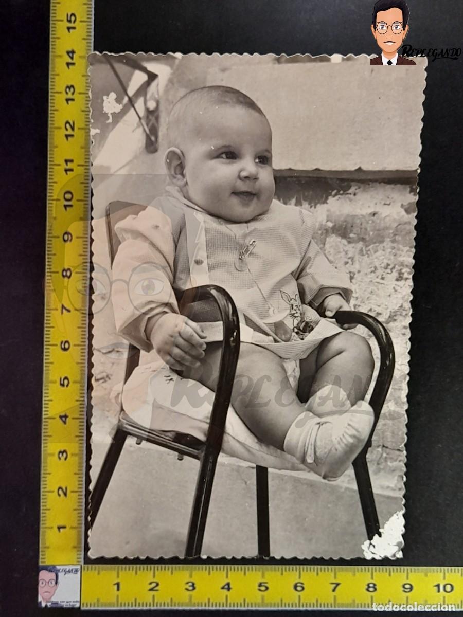 Antique Photography: NI&Ntilde;O CON CHUPETE SENTADO EN SILLITA - FOTO ANTIGUA EN BLANCO Y NEGRO - A&Ntilde;OS 60 - ESPA&Ntilde;A - BEB&Eacute;