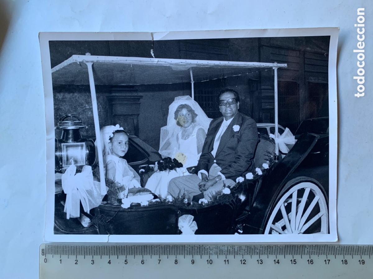 Fotograf&iacute;a antigua: FOTO. NOVIA, PADRINO Y DAMITA EN EL COCHE DE CABALLOS. FOT&Oacute;GRAFO?.