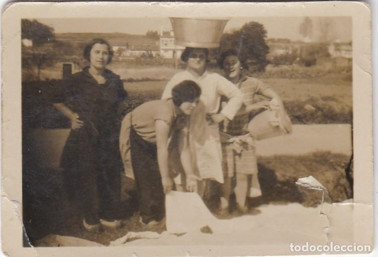 Antique Photography: Peque&ntilde;a Fotograf&iacute;a - Lavanderas - 62x42mm.