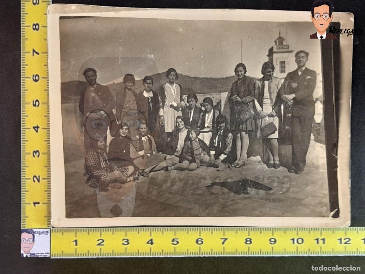 Photographie ancienne: GENTE CON PARROQUIAL DE HORTA / FOTO POSTAL ANTIGUA EN BLANCO NEGRO - A&Ntilde;OS 30 - &iquest;SAN JUAN DE HORTA?