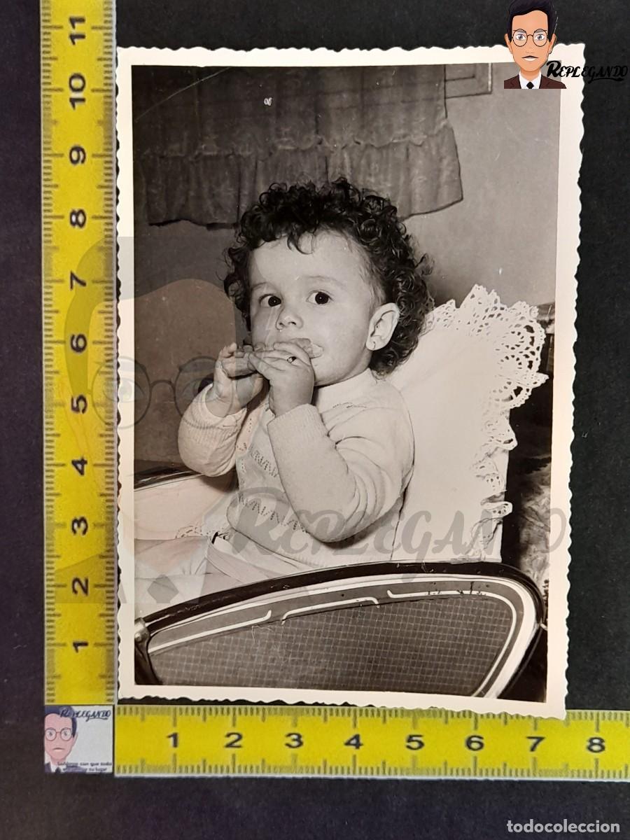 Antique Photography: NI&Ntilde;A MERENDANDO EN SU CARRITO / FOTO ANTIGUA EN BLANCO Y NEGRO - A&Ntilde;OS 60 - ESPA&Ntilde;A - CARRICOCHE BEB&Eacute;