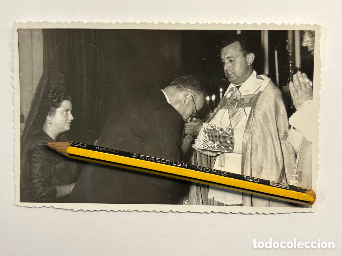 Alte Fotografie: ALBORAYA (Valencia) Fotograf&iacute;a (15) El Sr. P&aacute;rroco recibe el Sagrado Orden del Diaconado (a.1956)