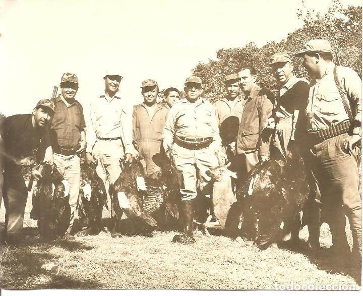 Alte Fotografie: FOTO, HOMBRES DE CACER&Iacute;A EN VENEZUELA, 1968, 10X12,5, REVERSO ESCRITO