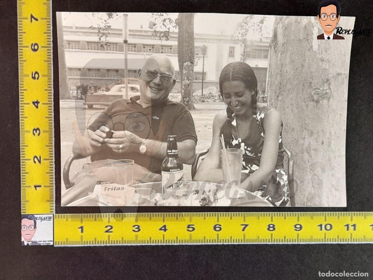 Fotograf&iacute;a antigua: HOMBRE Y MUJER EN TERRAZA BAR / CERVEZA SAN MIGUEL / FOTO ANTIGUA EN BLANCO Y NEGRO - A&Ntilde;OS 60