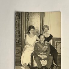 Fotografía antigua: TOLEDO. LA FAMILIA DEL COMANDANTE.., DIVISIÓN AZUL ? MEDALLAS…. FOTO FLORES ZOCODOVER… (A.1965). Lote 371302566