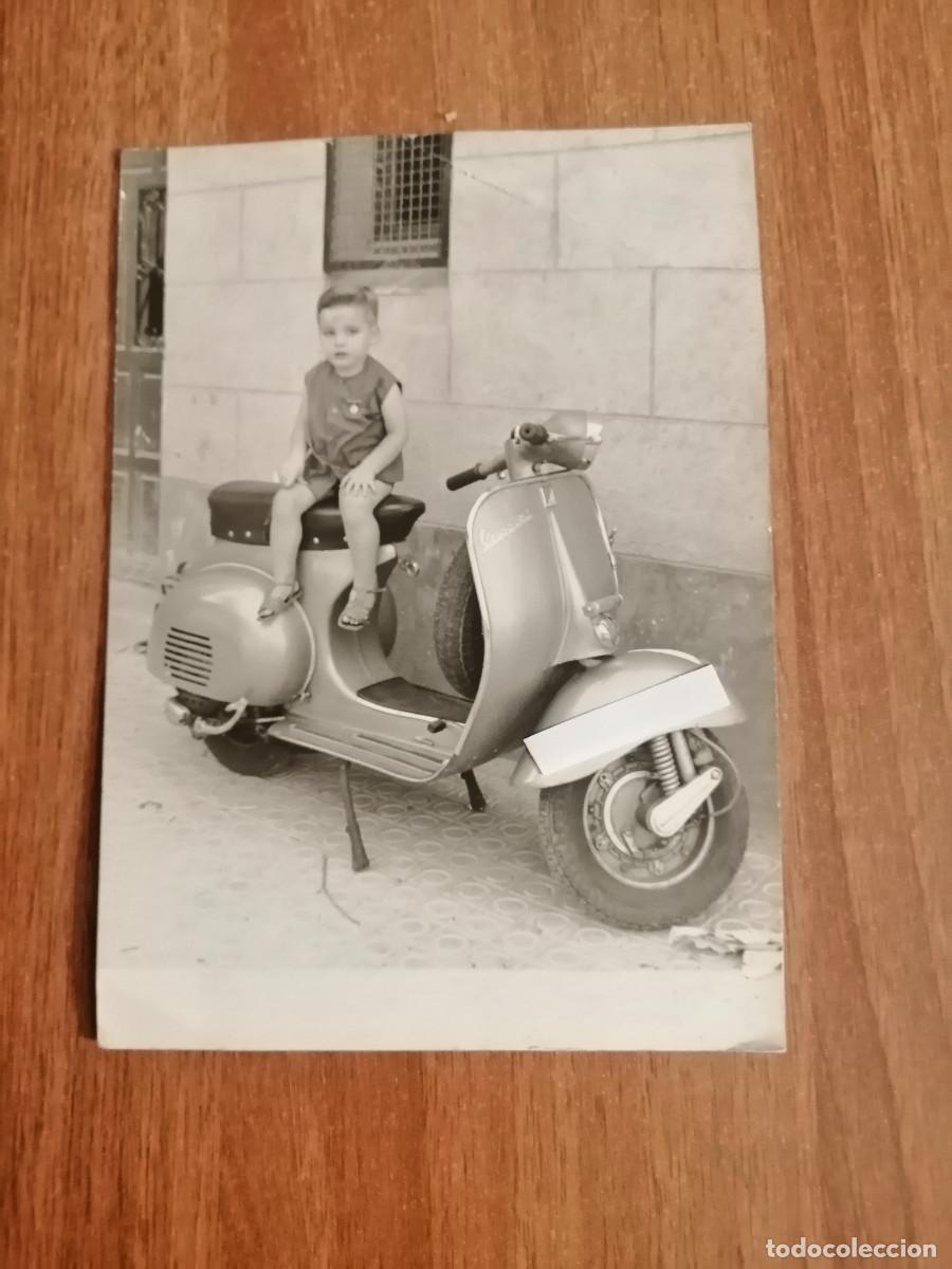 Fotograf&iacute;a antigua: FOTO NI&Ntilde;O CON VESPA