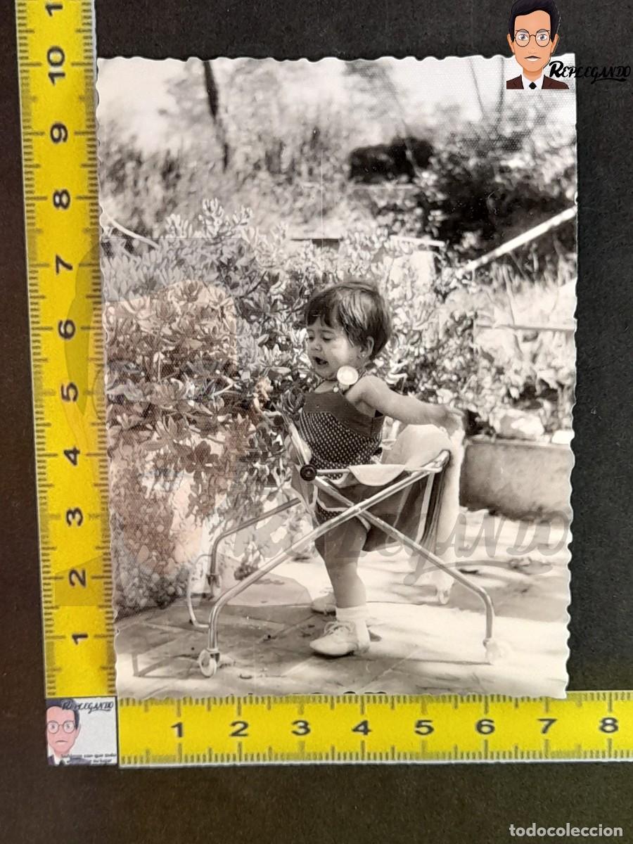 Fotograf&iacute;a antigua: NI&Ntilde;A EN TACAT&Aacute; / FOTO ANTIGUA EN BLANCO Y NEGRO - A&Ntilde;OS 60/70 - ESPA&Ntilde;A - ANDADOR INFANCIA