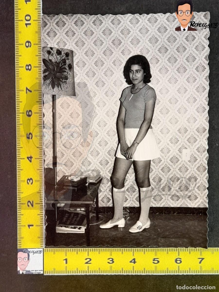 Fotografia antica: CHICA JOVEN EN MINIFALDA / FOTO ANTIGUA EN BLANCO Y NEGRO - A&Ntilde;OS 60/70 - ESPA&Ntilde;A COSTUMBRISMO