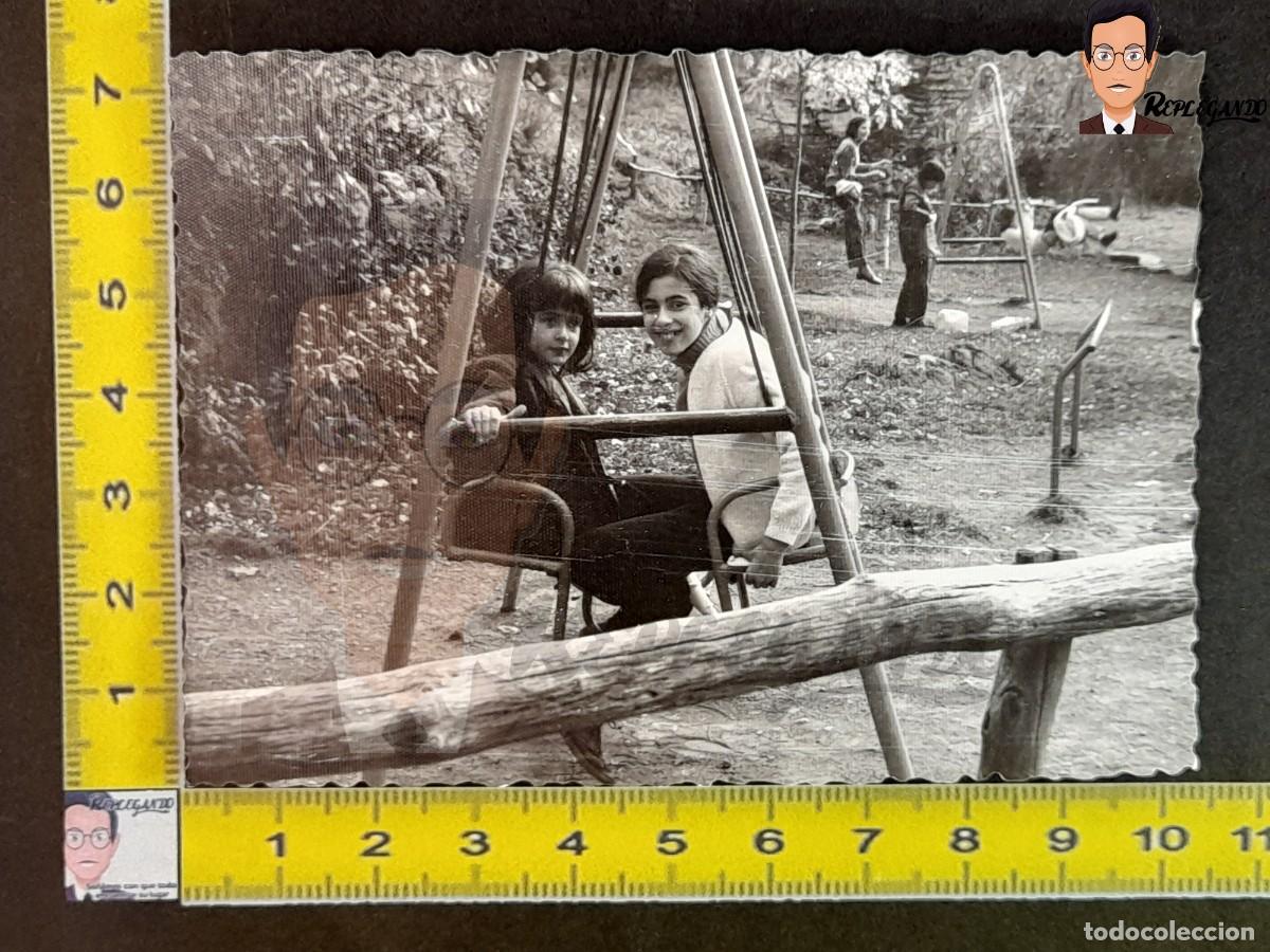 Alte Fotografie: DOS NI&Ntilde;AS EN UN COLUMPIO - FOTO ANTIGUA EN BLANCO Y NEGRO - A&Ntilde;OS 60/70 - INFANCIA ESPA&Ntilde;A