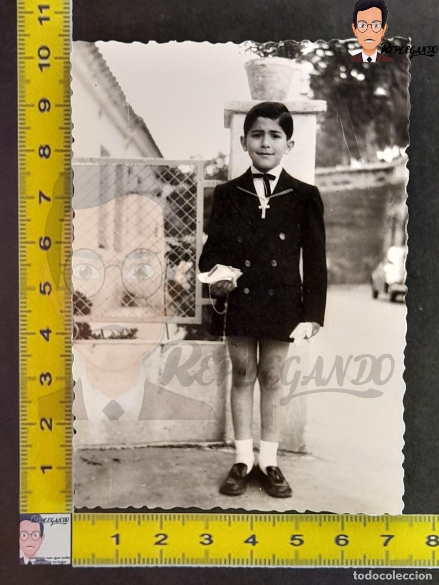 Fotograf&iacute;a antigua: NI&Ntilde;O VESTIDO DE PRIMERA COMUNI&Oacute;N CON MISAL - FOTO ANTIGUA A&Ntilde;OS 60/70 - ESPA&Ntilde;A COSTUMBRISMO