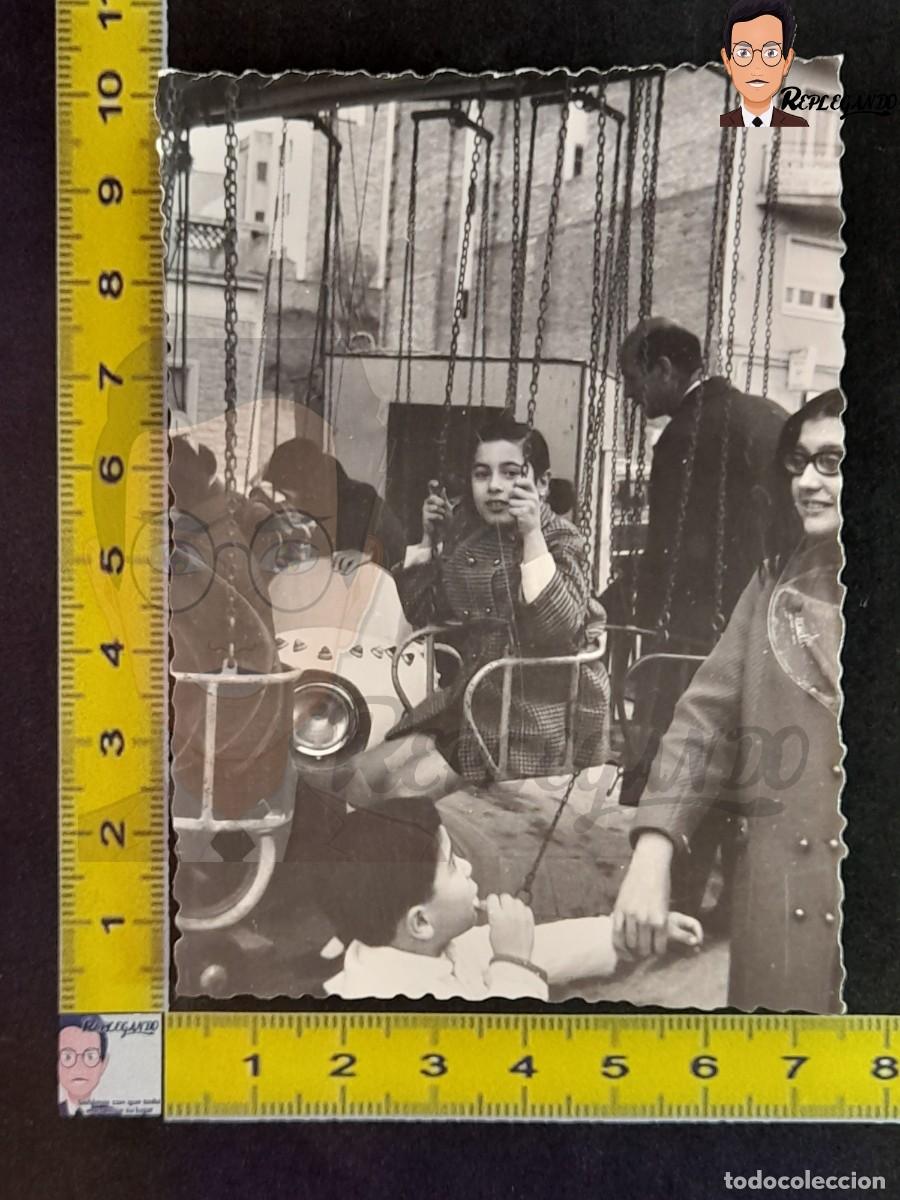 Photographie ancienne: NI&Ntilde;A EN SILLA CARRUSEL - TIOVIVO MOTO - FOTO ANTIGUA EN BLANCO Y NEGRO A&Ntilde;OS 60/70 - ESPA&Ntilde;A CATALUNYA