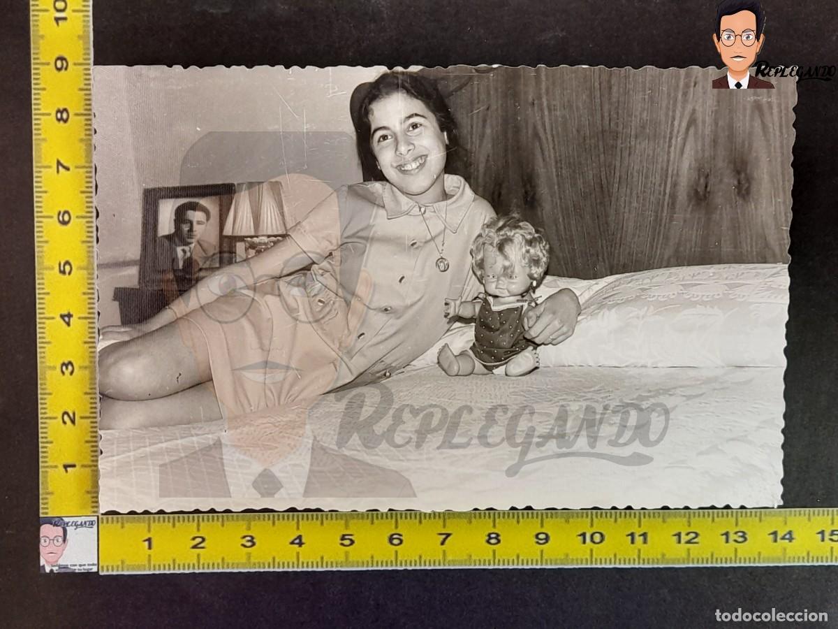 Fotografia antica: NI&Ntilde;A CON MU&Ntilde;ECA EN UNA CAMA / FOTO ANTIGUA BLANCO Y NEGRO A&Ntilde;OS 60 - JUGUETE ESPA&Ntilde;A INFANCIA