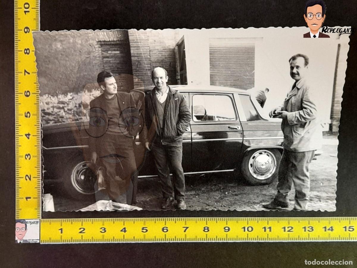 Photographie ancienne: HOMBRES Y RENAULT 10 - FOTO ANTIGUA EN BLANCO Y NEGRO A&Ntilde;OS 60/70 - ESPA&Ntilde;A COCHE CL&Aacute;SICO