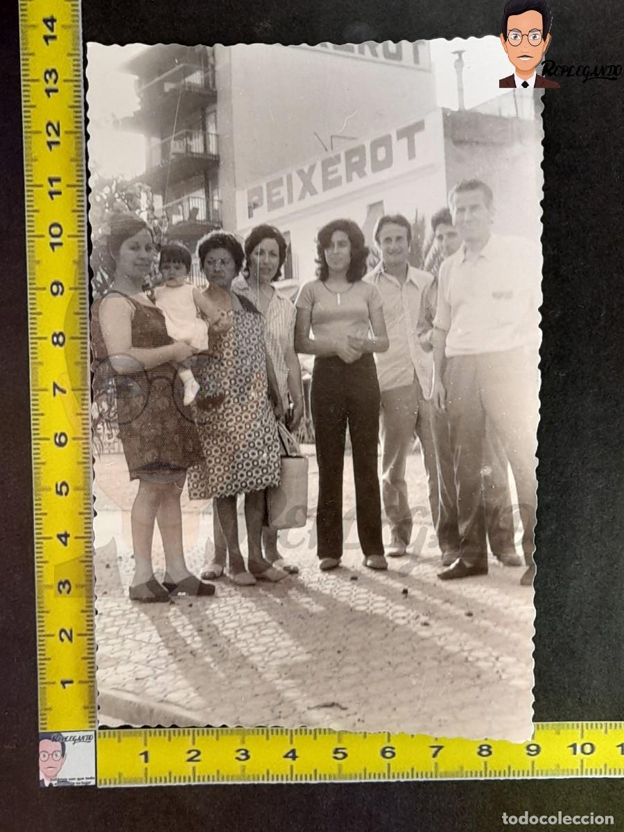 Alte Fotografie: FAMILIA FRENTE AL RESTAURANTE PEIXEROT - FOTO ANTIGUA A&Ntilde;OS 60/70 - VILANOVA I LA GELTRU BARCELONA